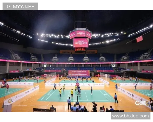 青岛队记：国信体育馆热烈氛围全家齐力为小杨助威